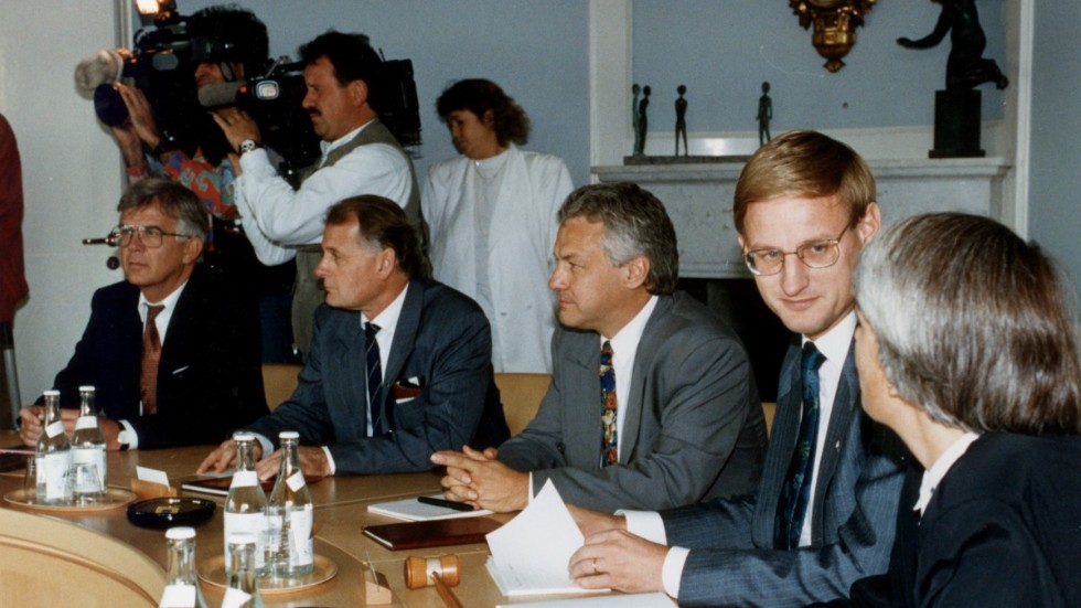 Året är 1992 och regeringen och oppositionen är samlad på Rosenbad för krisförhandlingar. Från vänster Alf Svensson (KD), Olof Johansson (C), Bengt Westerberg (FP), statsminister Carl Bildt (M) och Anne Wibble (M).