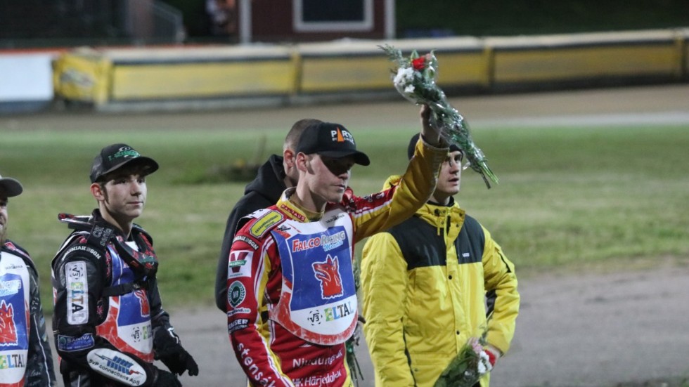 Filip Hjelmland hissar blommorna i skyn efter finalavancemanget. Han flankeras av William Drejer och Mateusz Tonder.