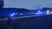 Larm om singelolycka på E4 – bil har fått vattenplaning och kört in i mitträcket