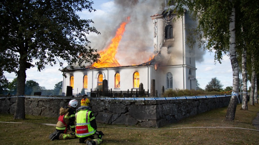 Sjösås nya kyrka norr om Växjö går inte att rädda, enligt räddningstjänsten.