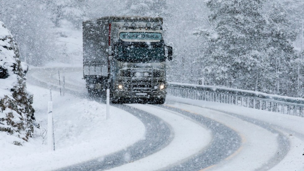 Sedan 2019 är det krav på vinterdäck på tunga lastbilar vid vinterväglag. Assistanskårens erfarenhet från bärgningarna de senaste dagarna är att många utländska lastbilar saknar detta.