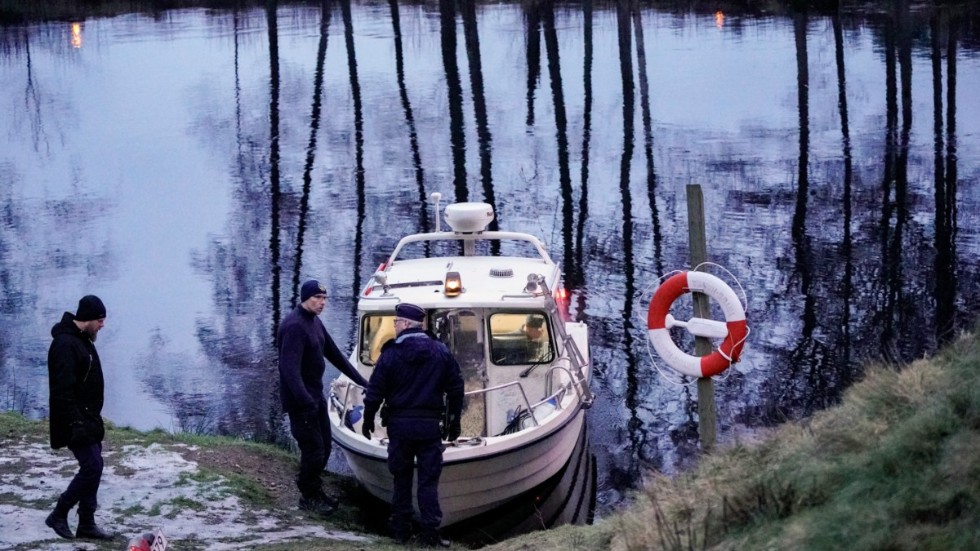 I slutet av januari tidigare i år: Sjöpolisen från Stockholm är på plats för att söka i Lagan efter den 17-åring som försvann i december. Arkivbild.