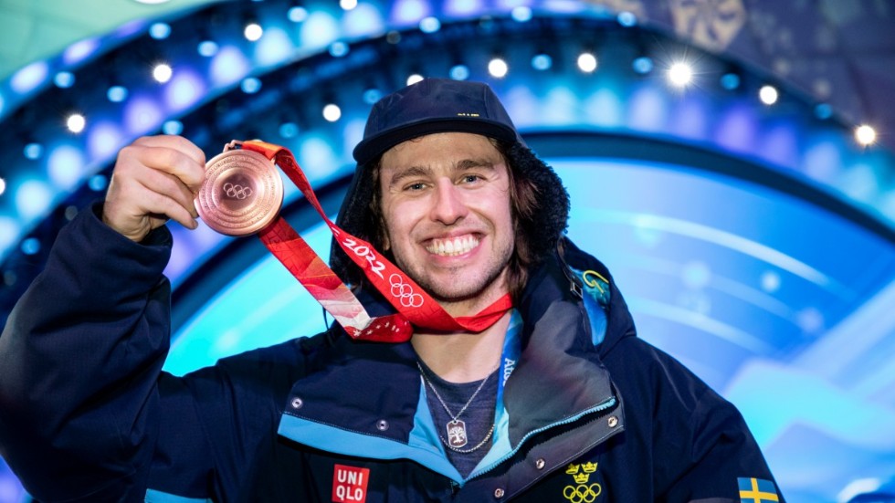 Henrik Harlaut visar sin bronsmedalj i big air. Han är lika glad fortfarande. Nu väntar kval i slopestyle och kanske ännu en medaljchans i finalen på tisdag.