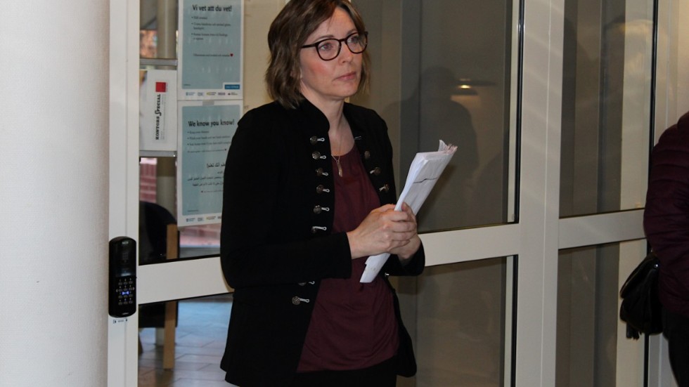 Socialchef Marie Stjernström tog emot namninsamlingen i kommunhuset på fredagsförmiddagen.