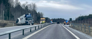 Lastbilsolycka på 55:an – släpet välte ner i dike utanför Strångsjö