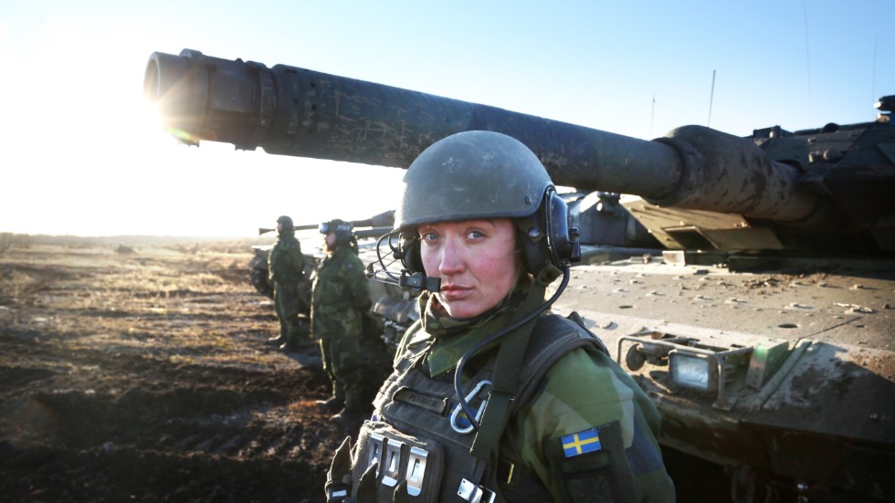 Här övar svensk militär med skarpa vapen på Tofta skjutfält på Gotland. Att kunna försvara sig är hållbart för det goda livet.