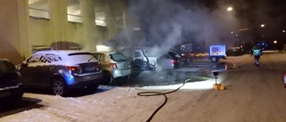 Bilar sattes i brand på parkering