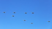 Mäktig syn i skyn när Gripen-plan flög över Eskilstuna – se Flygvapnets julgransflygning