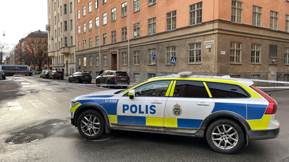 En av polisens avspärrningar på Södermalm under lördagsförmiddagen.