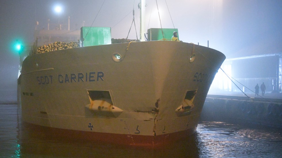 Scot Carrier med skador i fören lägger till i hamnen i Ystad vid 20-tiden på måndagskvällen.