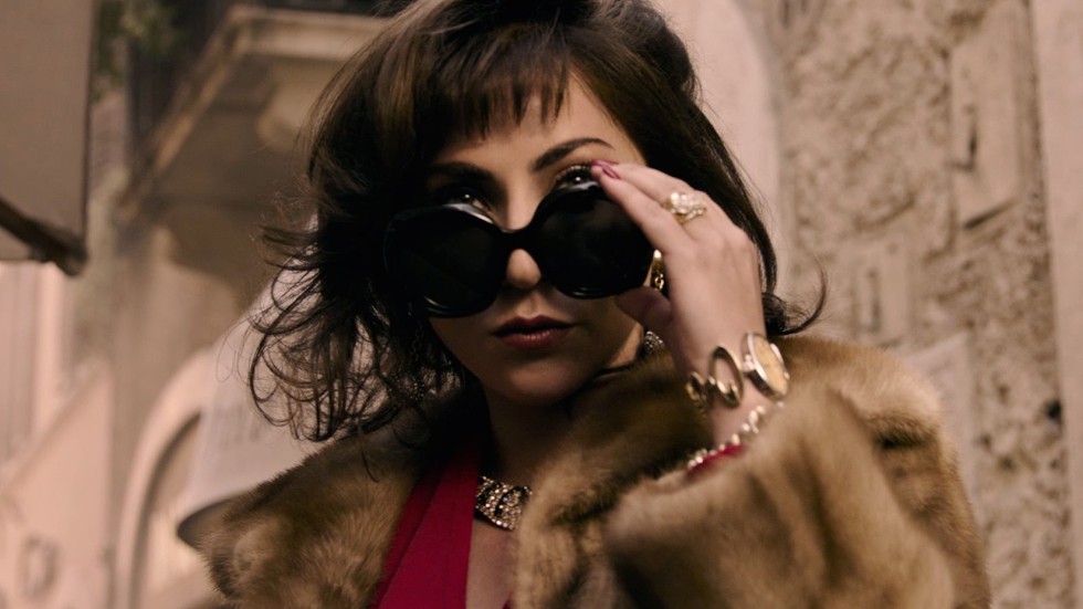 Popstjärnan Lady Gaga imponerar i rollen som Patrizia Reggiani i Ridley Scotts epos om familjen Gucci och deras välkända modehus.