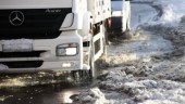 Snö som smälter på kalla vägar