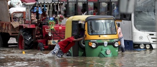 Hem och vägar under vatten i Bangalore