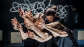 Sällsamt och meditativt på Gottsunda dans & teater – Kvarnströms dansare i mjuk samklang med abstrakt konst