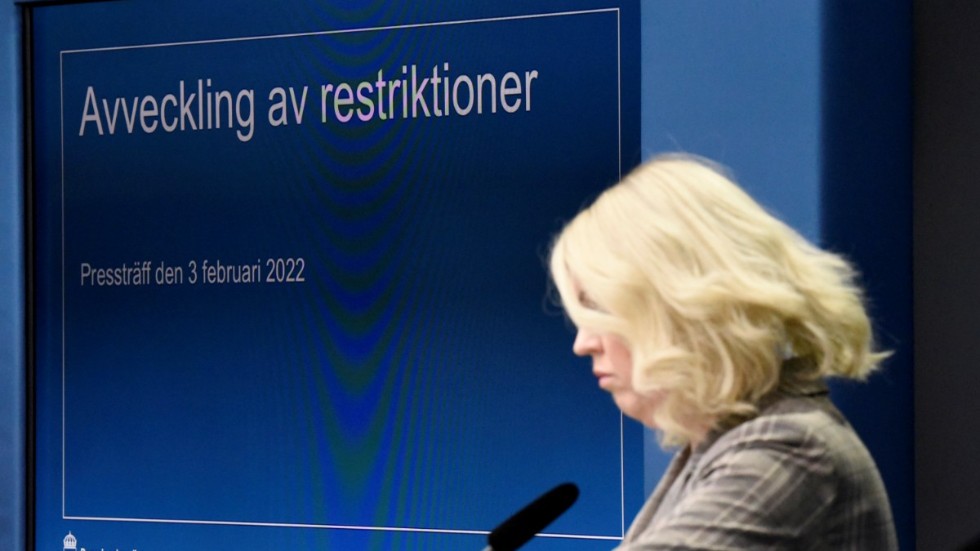 Socialminister Lena Hallengren avvecklar nu de restriktioner som folk redan avvecklat i sina huvuden. 