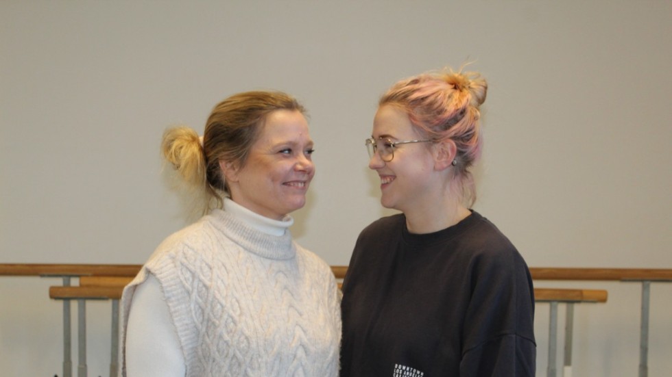 Jennie Leander Lilja och Kajsa Lundahl är båda danslärare och har båda engagerat sig i ungas psykiska hälsa genom kursen "Dans för hälsa".