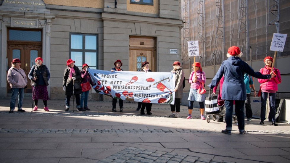 Arkivbild från 2020 då "Tantpatrullen" demonstrerade mot det nuvarande pensionssystemet på Mynttorget vid riksdagen. Arkivbild.