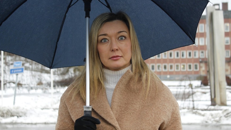 Svitlana Jelisic, som till vardags arbetar som dataskyddsombud för Flen, Vingåker, Gnesta och Oxelösunds kommuner, berättar om skräcken för utvecklingen i Ukraina och oron för familjens säkerhet.