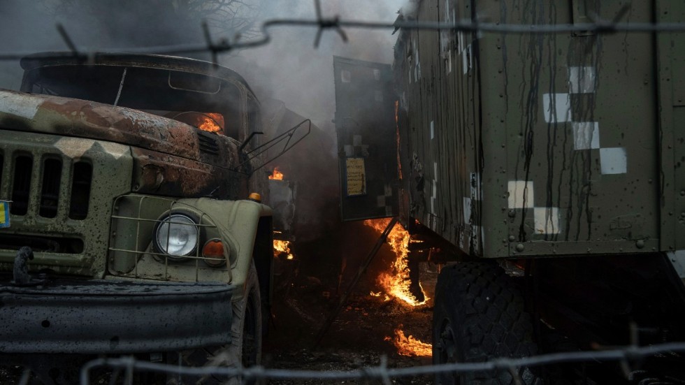 En ukrainsk lastbil brinner efter ett angrepp av ryska trupper i staden Mauripol, cirka 50 mil från Poltava där Ellinor Mårtensson från Vimmerby har många vänner.
