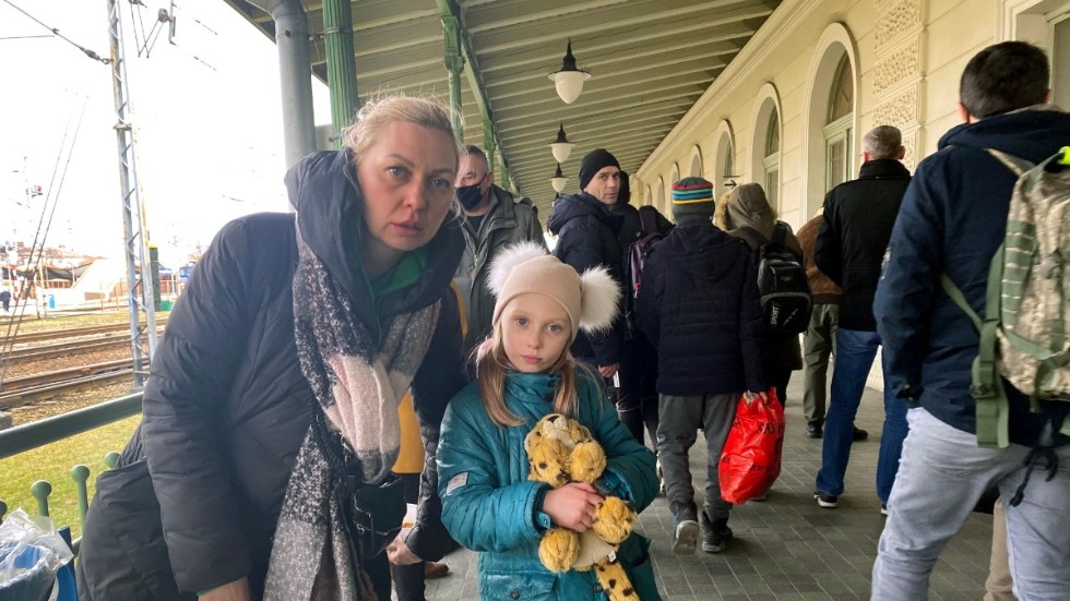 Natalie Korolova och hennes dotter Alicia, sju år, efter att de flytt Ukraina till polska Przemysl.