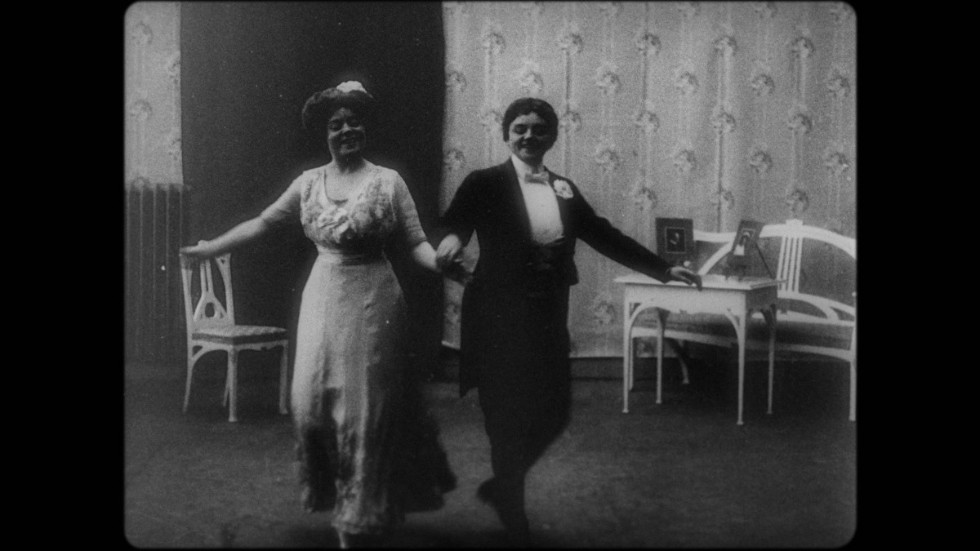 Två operettprimadonnor som var verksamma i Stockholm i början av 1900-talet: Emma Meissner och Rosa Grünberg-Sjöstedt, här i filmen "Skilda tiders dans". Pressbild.