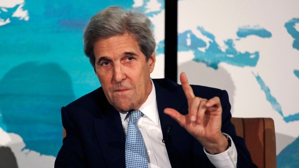 Denne ambassadör, John Kerry,  har den mäktigaste stormaktens uppdrag att förmå alla världens länder att sluta använda kol, olja och gas, skriver Göran Johansson.