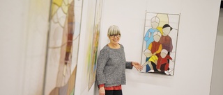 Glittrande glas och abstrakta linjer – Annacarin Dahlberg ställer ut i konsthallen