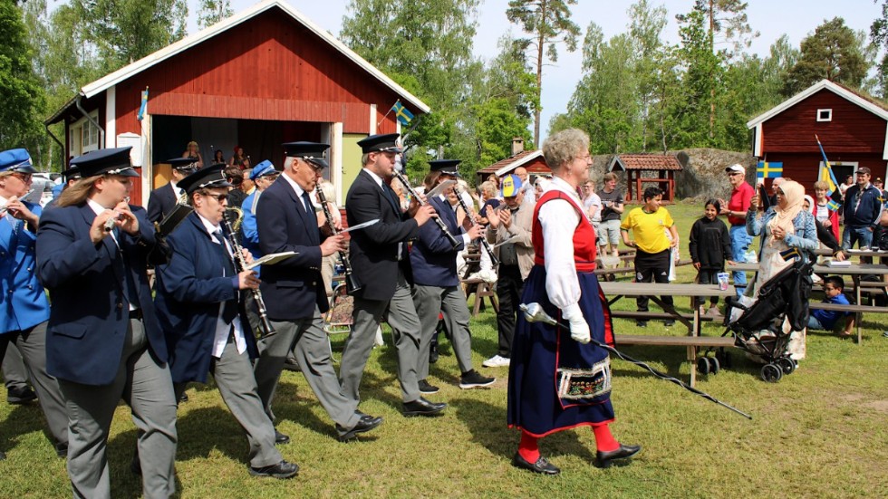 Rosenfors musikkår och Vena musikkår tog täten för nationaldagsfirandet i Målilla hembygdspark.