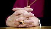 Biskopen bryter arm med sin egen högra hand?