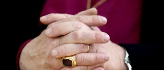 Biskopen bryter arm med sin egen högra hand?
