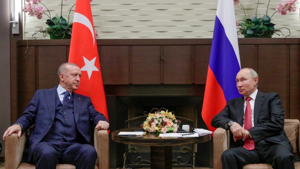 Turkiets president Recep Tayyip Erdogan (vänster) och Rysslands president Vladimir Putin i ett möte i ryska Sotji i september 2021. Arkivbild.