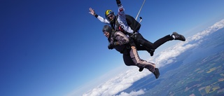 103-åriga Rut Larsson från Mjölby slog världsrekord i fallskärm: "Det kändes jättebra"