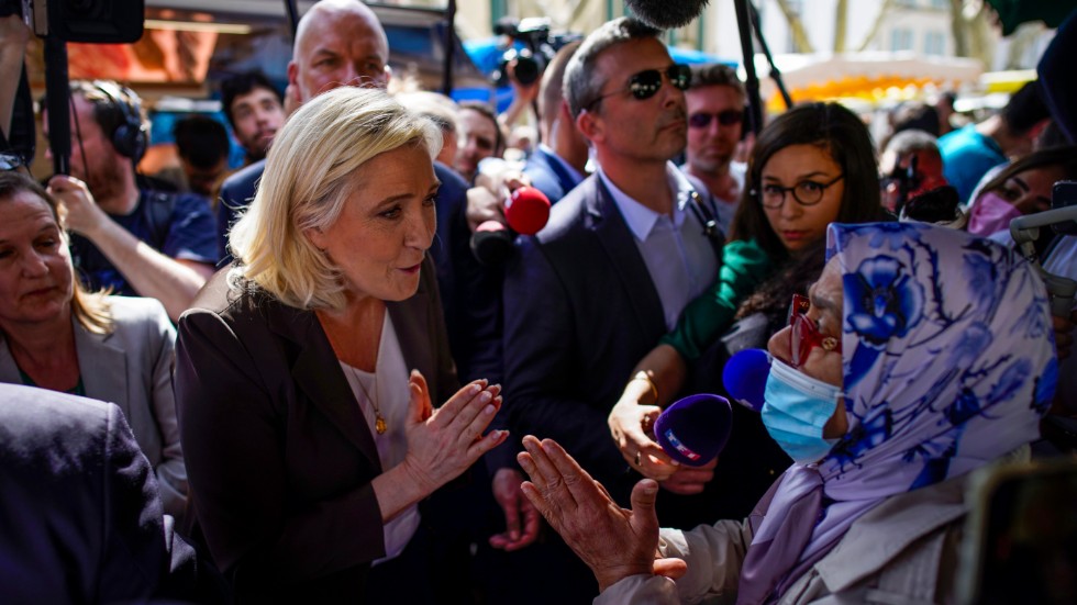 Den franska nationalistledaren Marine Le Pen har fram till häromdagen lobbat hårt för ett allmänt slöjförbud. Här diskuterar hon med en 70-årig kvinna i slöja som konfronterade henne i sydfranska Pertuis.