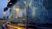 TV: Här attackeras brandbilen i Norrköping av maskerade människor