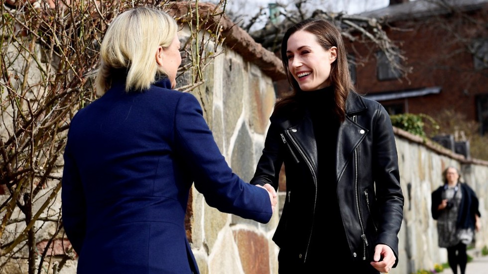 Sveriges statsminister Magdalena Andersson tog emot Finlands dito Sanna Marin utanför villa Bonnier på Djurgården på onsdagen i påskveckan.