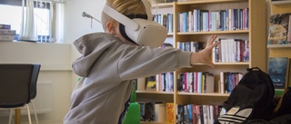 Biblioteket låter barnen kliva in i en annan värld – har köpt VR-glasögon till påsklovet: "Det är som att det är på riktigt"