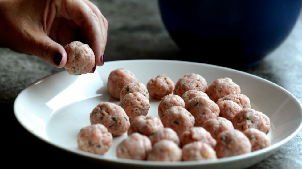 Om du väljer köttbullar gjorda av vegetariska alternativ gör du nytta för klimatet, menar Jonas Norberg.