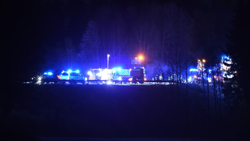 Stefan Karlsson tycker att det är fel att skylla olyckan på E4 på polisen.
Bilden: En personbil och en minibuss frontalkrockade på E4 i Nyköping vid avfarten till Tystberga den 14 maj.
