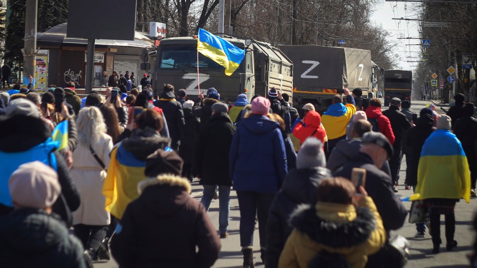 Människor med ukrainska flaggor demonstrerade mot den ryska ockupationsmakten i staden Cherson i mars i år. Arkivbild.