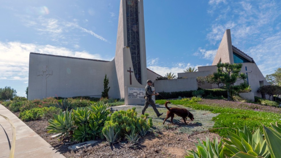 En hundpatrull undersöker kyrkobyggnaden i Laguna Woods i Kalifornien, USA.