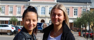 Maja och Alva förbereder för fullsatt studentbal