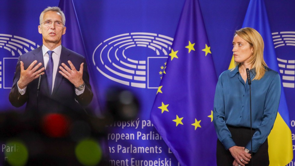 Natos generalsekreterare Jens Stoltenberg tillsammans med EU-parlamentets talman Roberta Metsola.