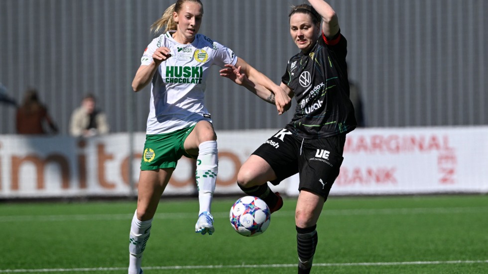 Hammarbys Ellen Wangerheim, till vänster, och Umeås Lisa Dahlkvist i kamp om bollen under en match i damallsvenskan tidigare i år. Arkivbild.