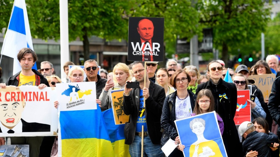 Ett par hundra personer demonstrerade på söndagen mot Rysslands krig i Ukraina på Norrmalmstorg i Stockholm.