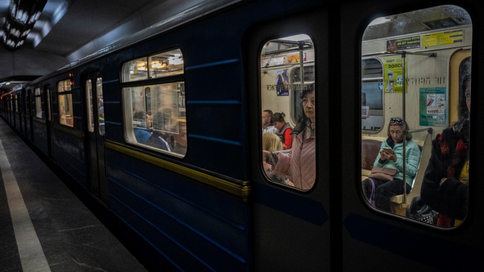 Tunnelbanan i storstaden Kharkiv har återupptagit trafiken efter två månaders krig. De ryska angriparna har tvingas bort från stadens närhet av det ukrainska försvaret. Men kriget är inte långt borta. Ukraina måste garanteras ett långsiktigt och uthålligt stöd från väst.
