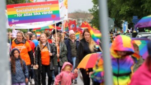 Färg, fest och glamour – här tågar den långa prideparaden genom stan