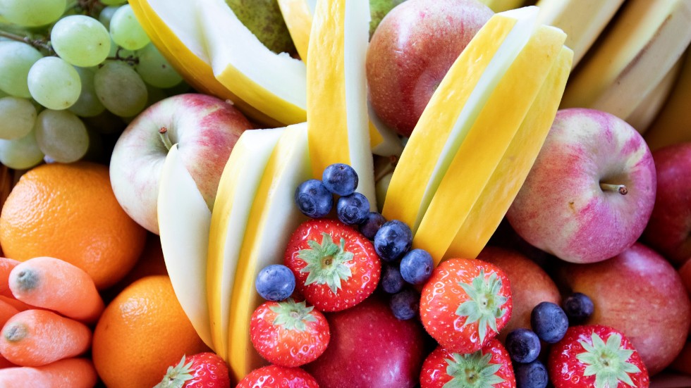 Att rekommendera så stora mängder frukt som görs i dag är inte hälsosamt, menar skribenten.