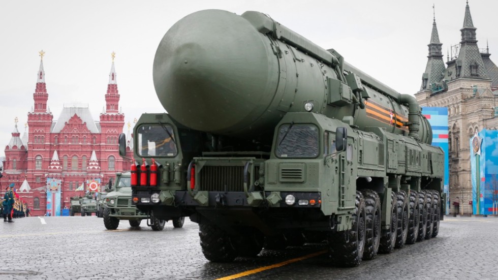 Ryska ballistiska roboten RS-24 Jars visas upp på en militärparad i Moskva i maj 2021.