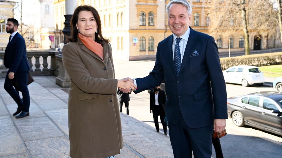 De båda utrikesministrarna har haft viktiga roller i att förbereda Natoanslutningen, och har båda haft stödet från flera andra partier på samma linje. Ann Linde (S) och Pekka Haavisto (De Gröna) i Helsingfors i slutet av april.     