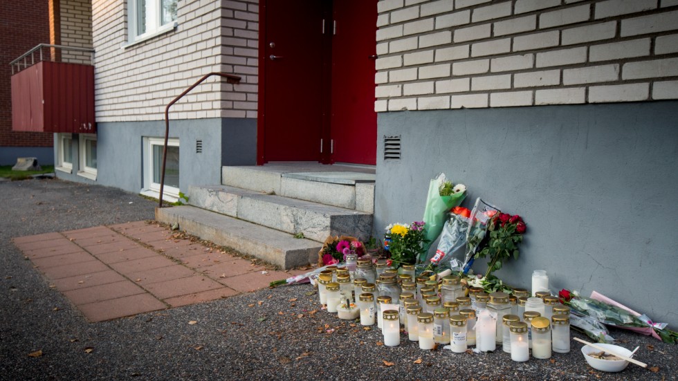 Lyktor och blommor på platsen där den 25-årige mannen knivskars till döds. (Arkivbild)